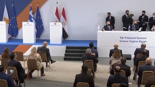 القمة الثلاثية 