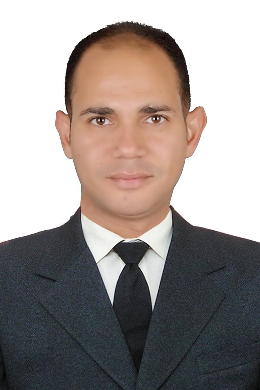  يوسف خميس الباحث أول بمعهد أمراض النباتات بوزارة الزراعة