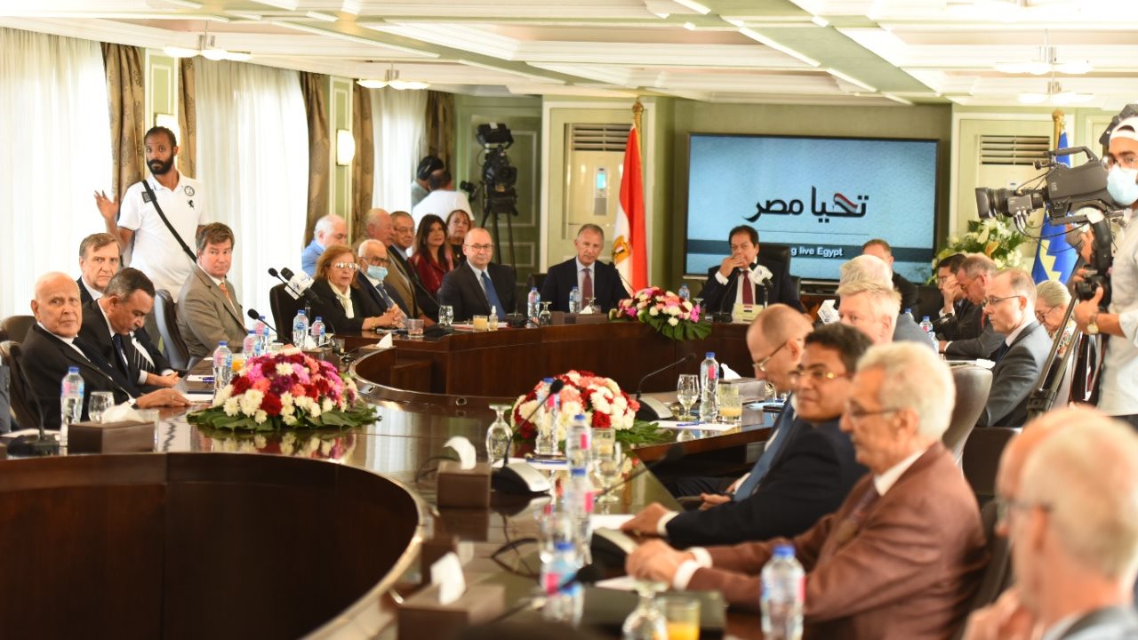 السفراء الجديد مع النائب محمد أبو العينين