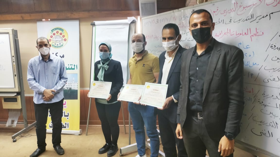 خريجي الدورات التدريبية بمركز سقارة