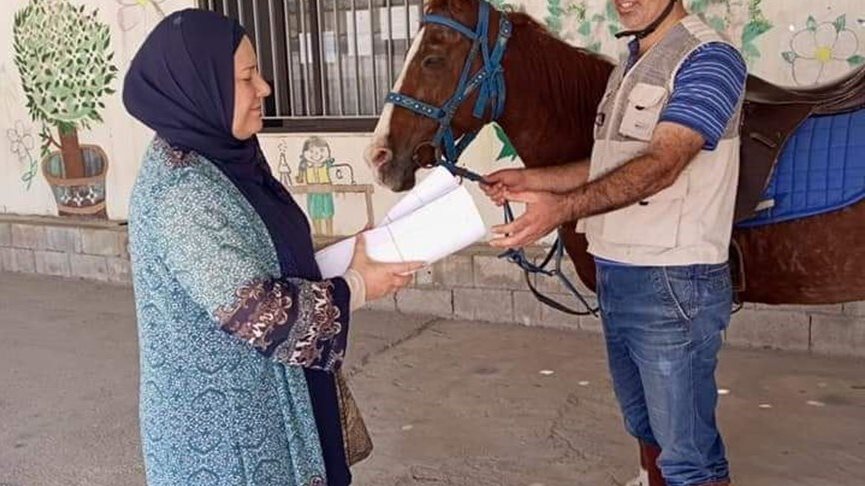 معلم يلجأ إلى استعمال حصانه لاستكمال المسيرة التعليمية  