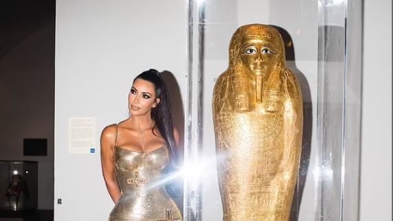 كيم كارداشيان والتابوت الذهبي