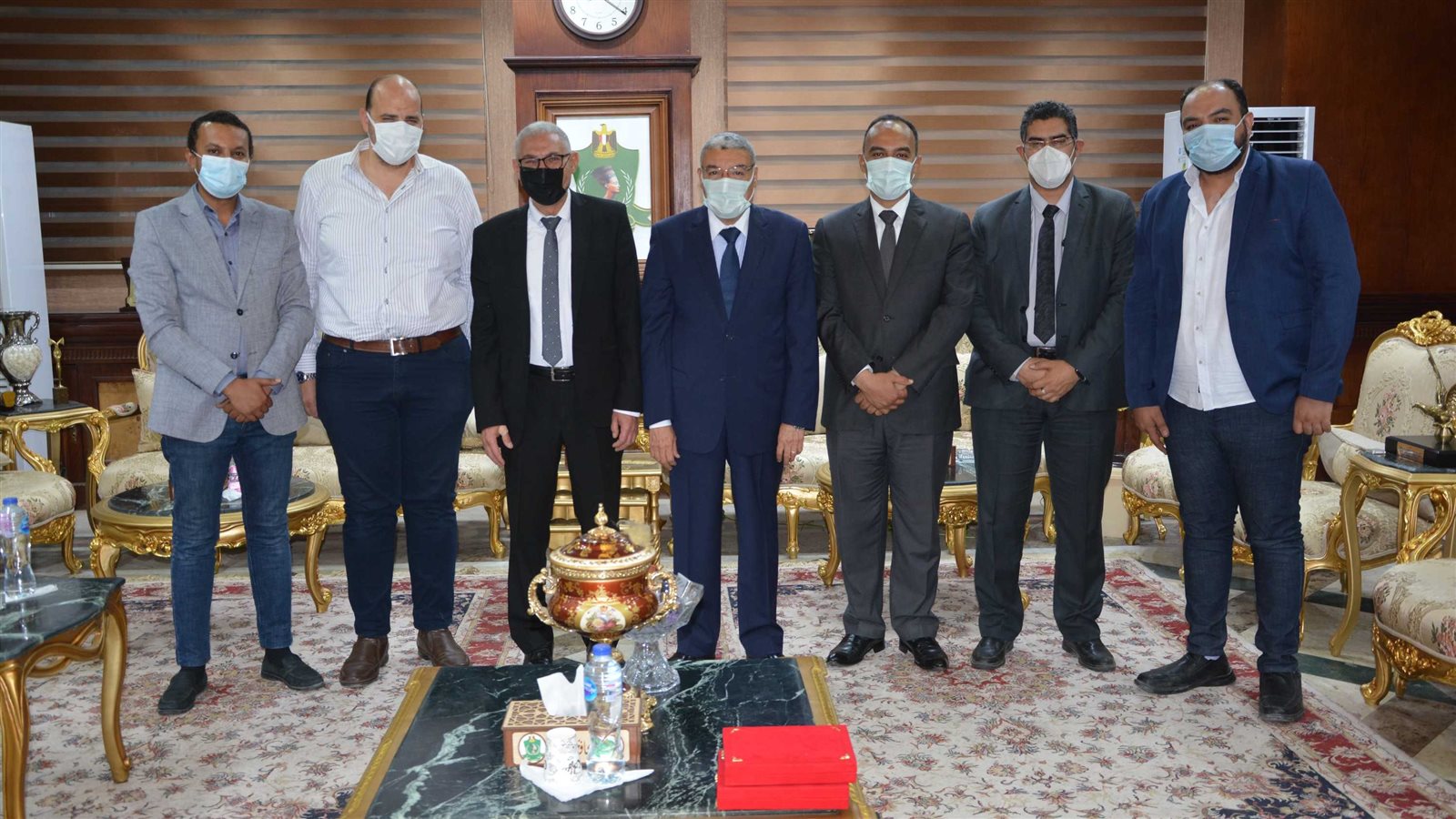 محافظ المنيا يستقبل أعضاء نقابة الأطباء 