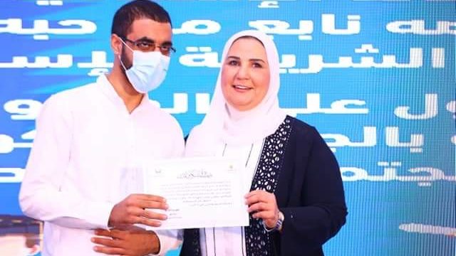 قصة كفيف بجامعة الأزهر كرمته وزيرة التضامن