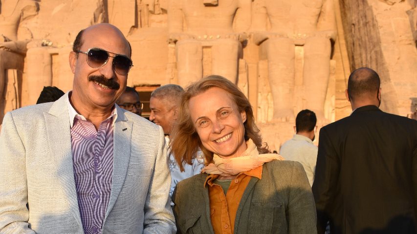 محافظ أسوان وأحد السائحين 