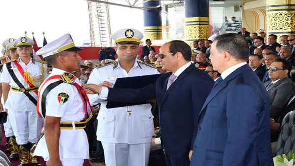 الرئيس السيسي يكرم أوائل اكاديمية الشرطة