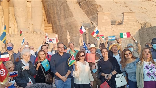 سفراء العالم يشاركوا بأعلام بلادهم في تعامد الشمس 