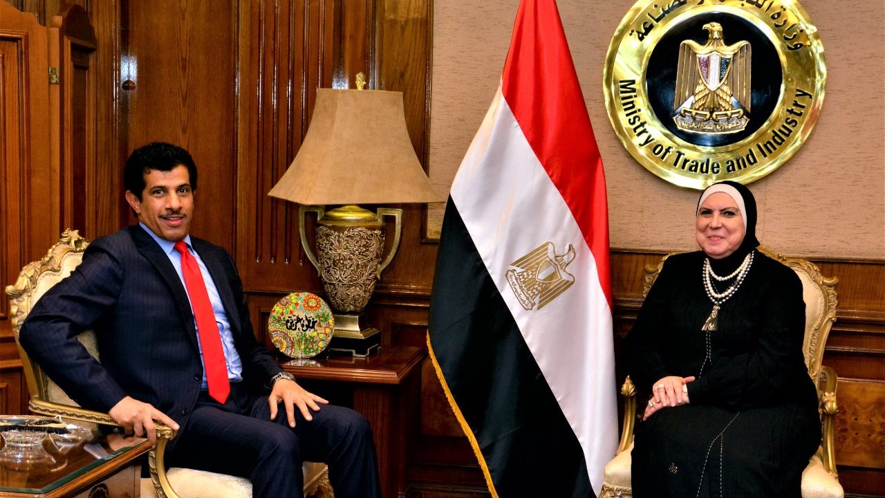 وزيرة التجارة تستقبل السفير القطرى بالقاهرة