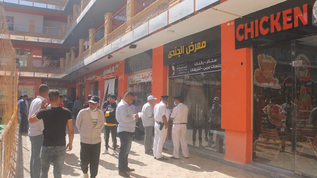 غلق محال تجارية مخالفة بمدينة السادات