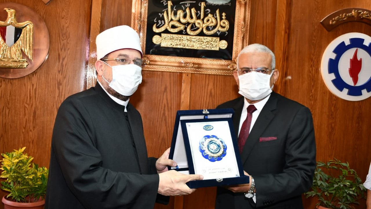 محافظ السويس يهدي درع المحافظة لوزير الأوقاف