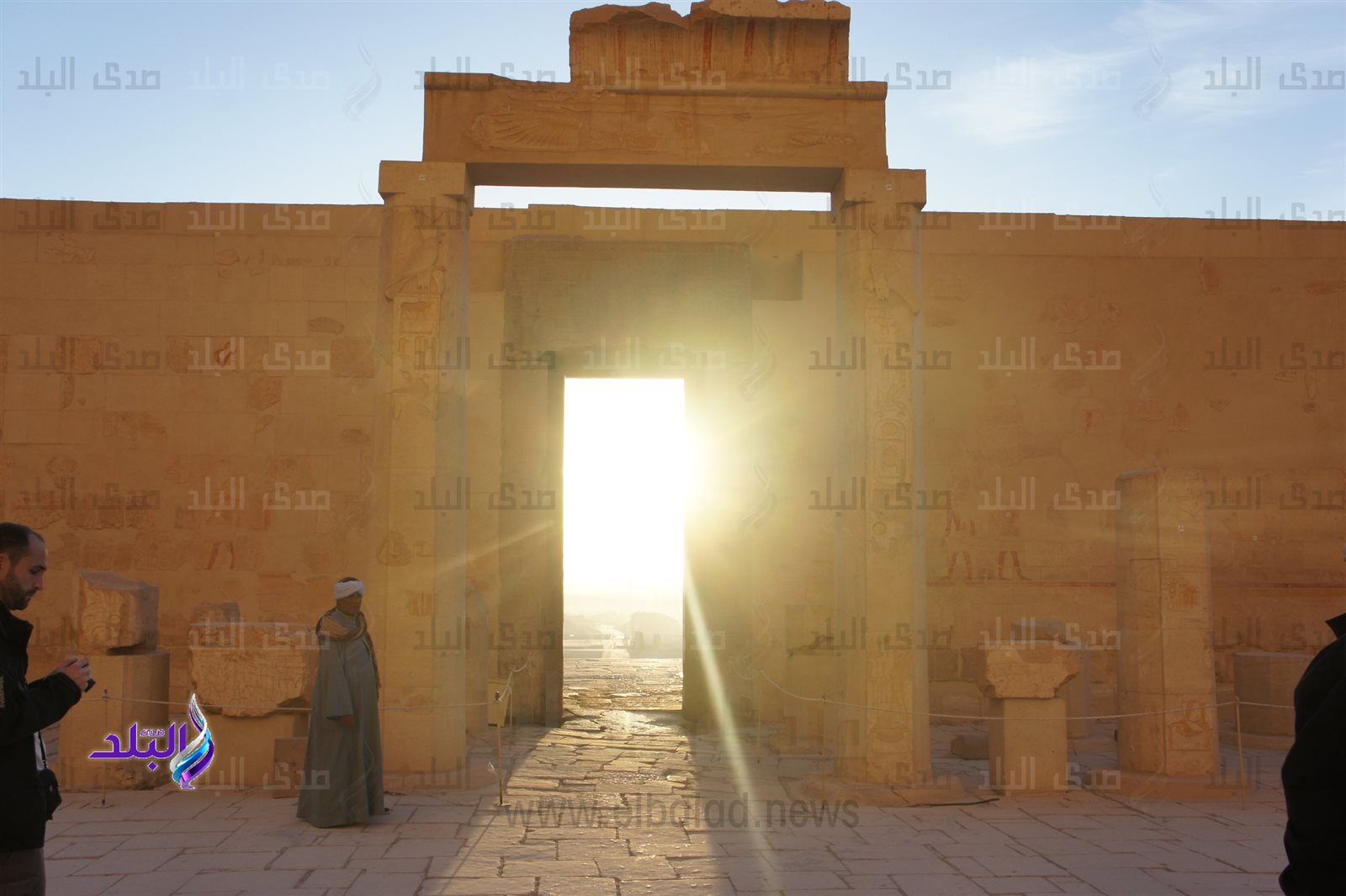 تعامد الشمس علي محور معبد الدير البحري في الانقلاب الشتوي لشروق الشمس - 21 ديسمبر