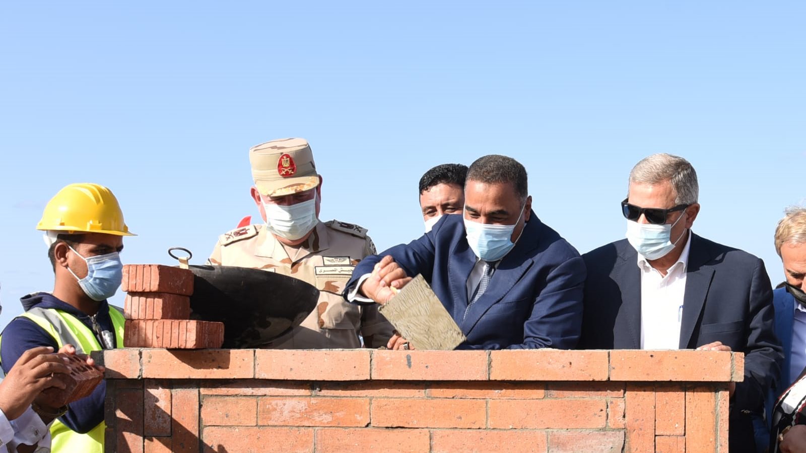 محافظ مطروح ورئيس القابضة للمياه يضعان حجر أساس محطة التحلية