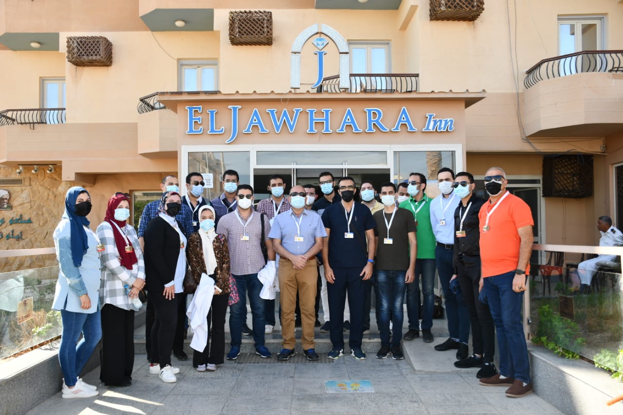 إقبال كثيف على قافلة جامعة المنصورة جسور الخير 12 