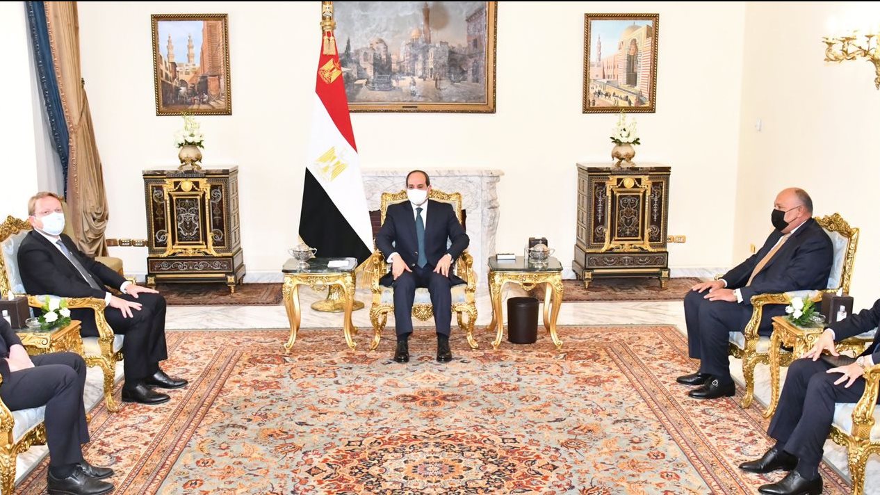 جانب من لقاء الرئيس السيسي مع مفوض الاتحاد الأوروبي