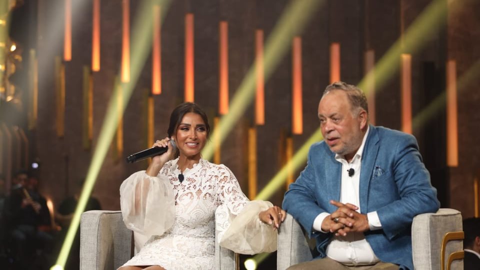 أشرف زكي وزوجته الفنانة روجينا