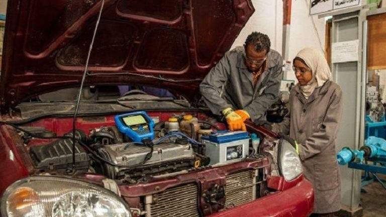 دنيا أشرف أشهر ميكانيكي سيارات في الإسكندرية 
