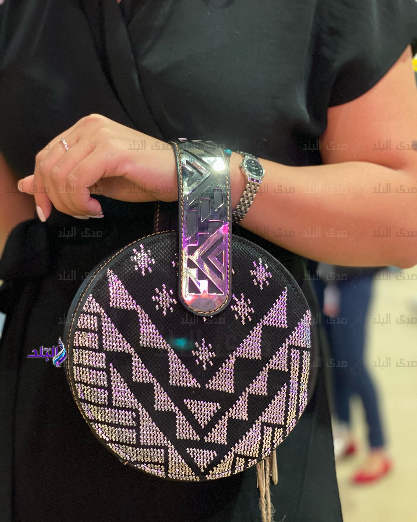 حقيبة سِبا باللون الأسود والتللي بخيوط الفضة 