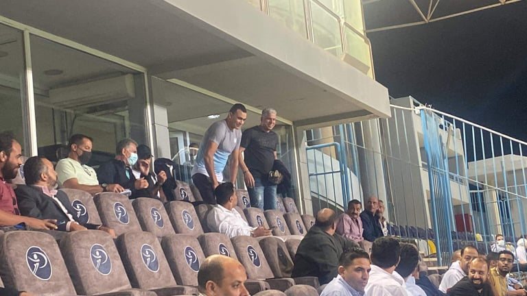 جهاز المنتخب فى المقصورة 