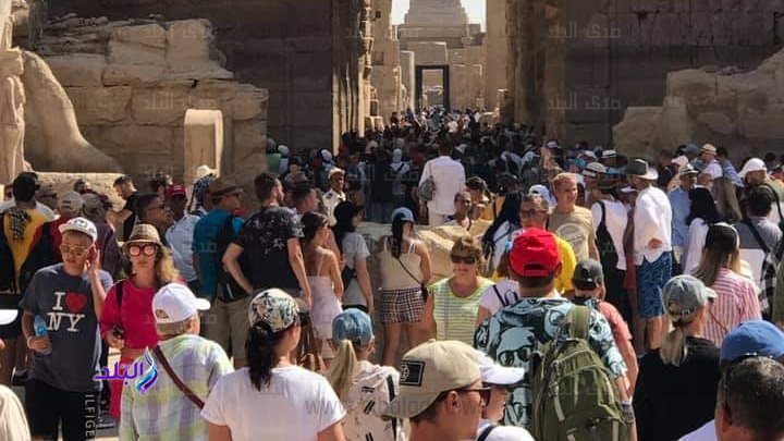 اذحام السائحين بمعبد الكرنك بالاقصر