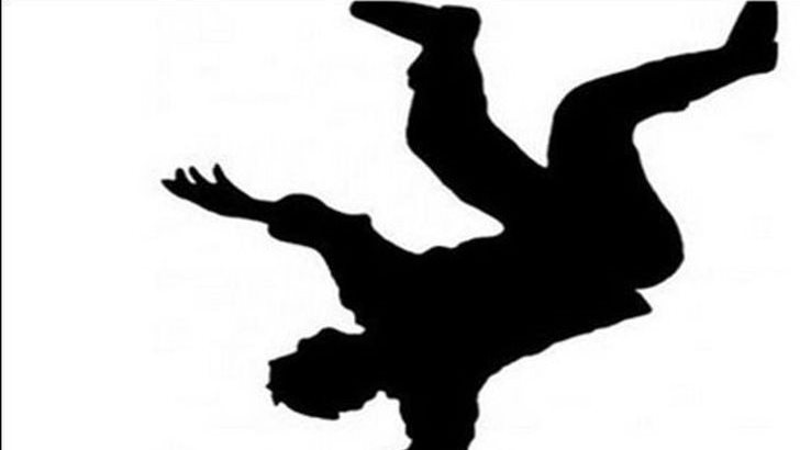 لحظة سقوط لحظة سقوط