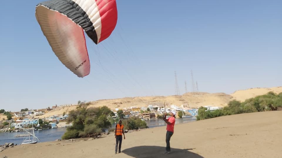 رحلات طيران " الباراموتور " الهوائية بأسوان