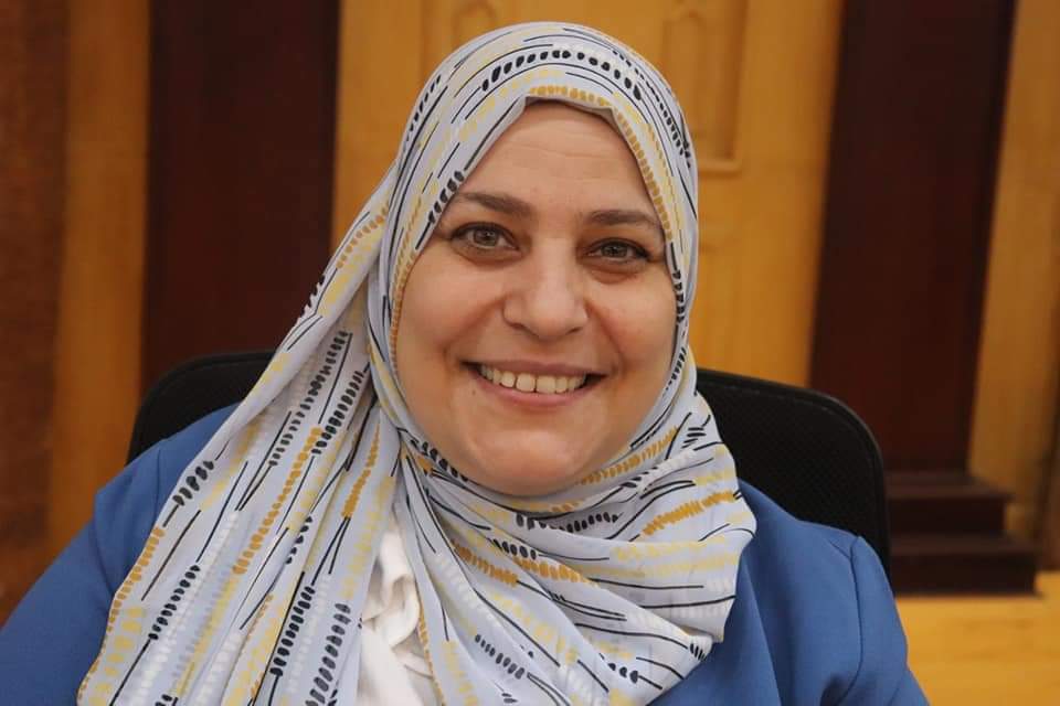 الدكتورة حنان عبد العزيز، عميدة الكلية