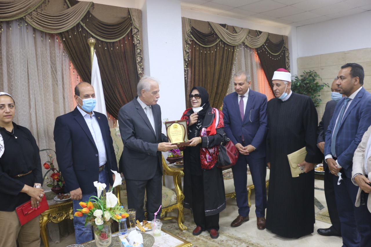 اللواء خالد فودة محافظ جنوب سيناء مع قافلة الأزهر 