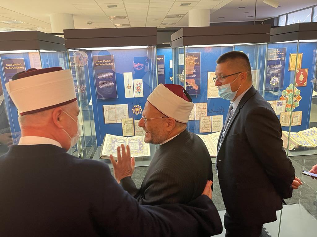 مفتي الجمهورية يتفقد المخطوطات النادرة في مكتبة غازي خسرو 