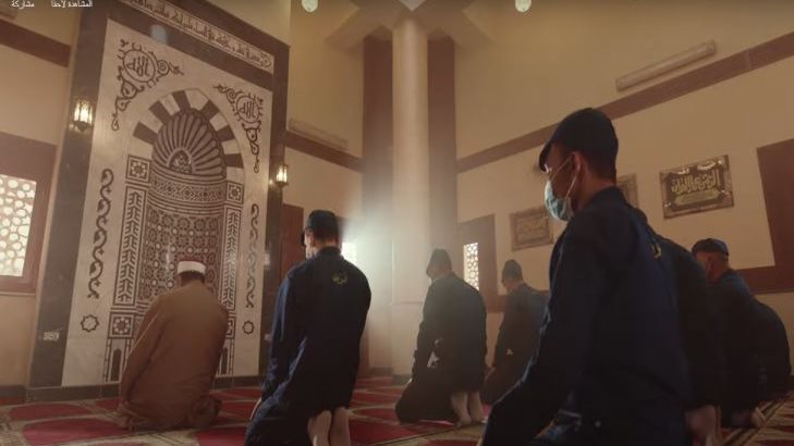 نزلاء الإصلاح والتأهيل يؤدون الصلاة 