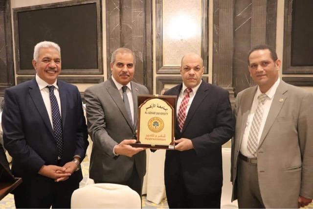 الدكتور محمد علي عبد الرحمن خلال تكريمه من رئيس جامعة الأزهر