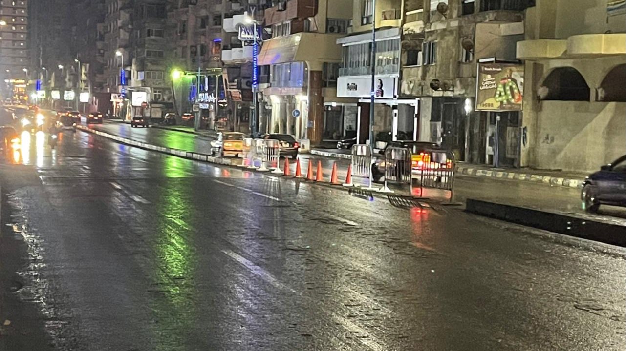 أمطار غزيرة بمنطقة ميامي شرق الإسكندرية 