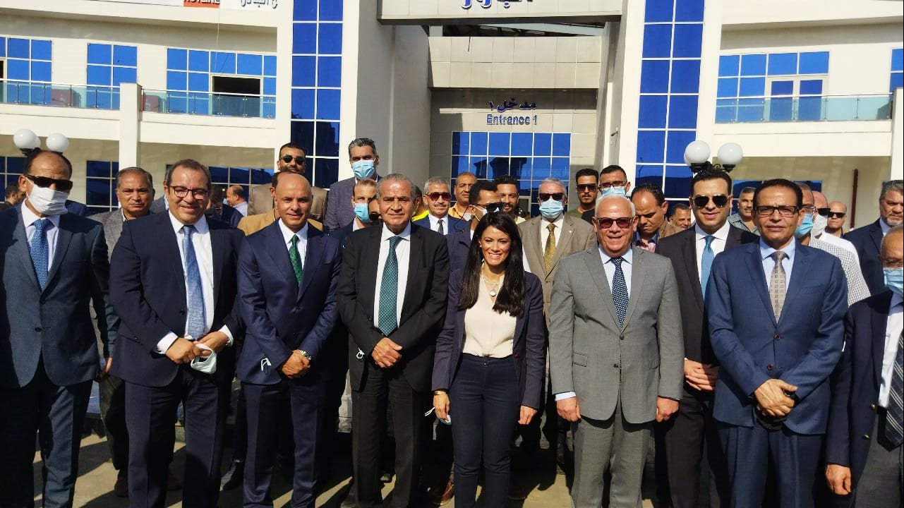 وزيرا التموين والتعاون الدولي أمام بازار بورسعيد 