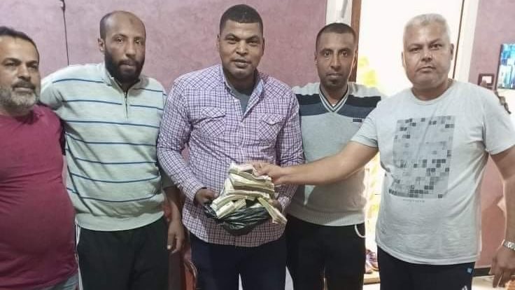 المواطن يتسلم أمواله 