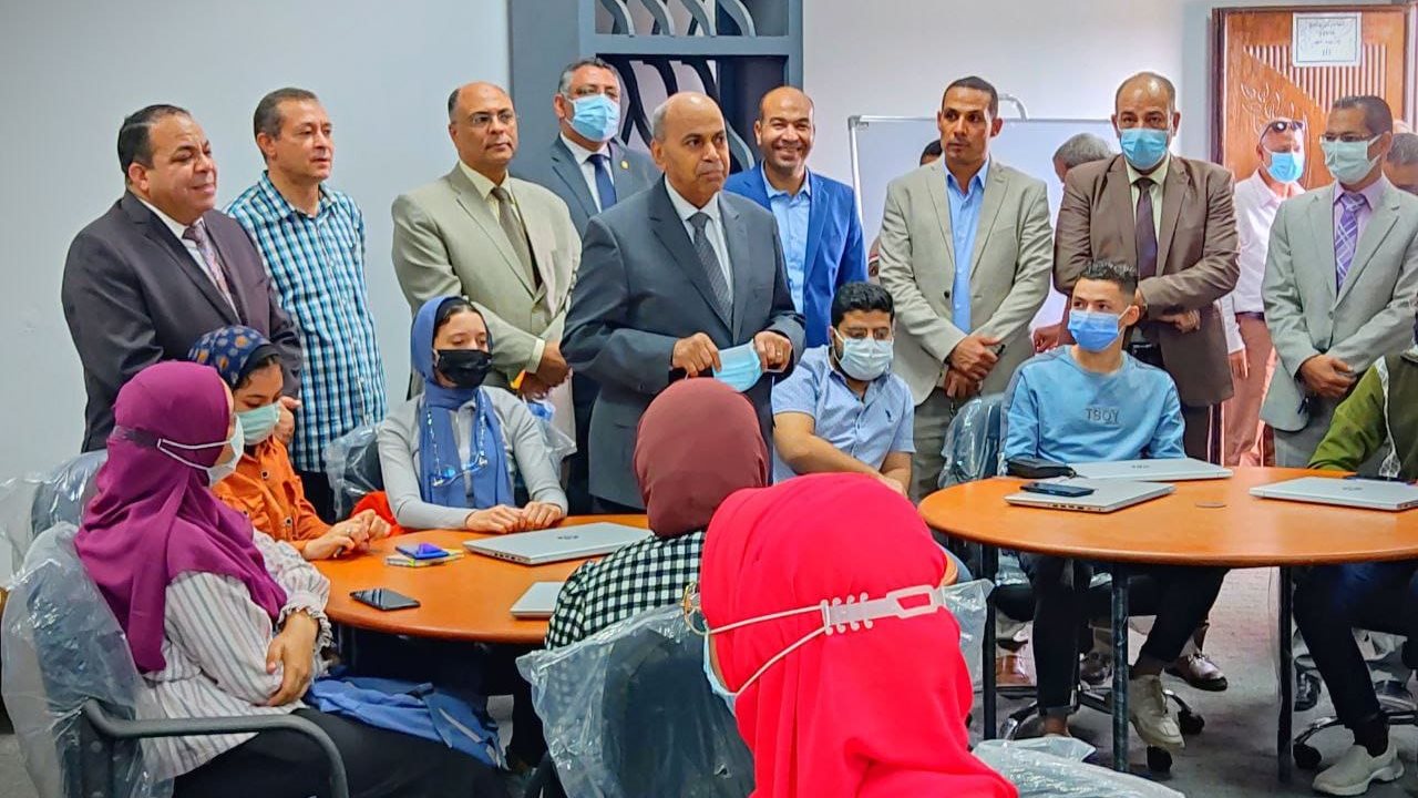 رئيس جامعة المنيا يتفقد برنامج العلوم