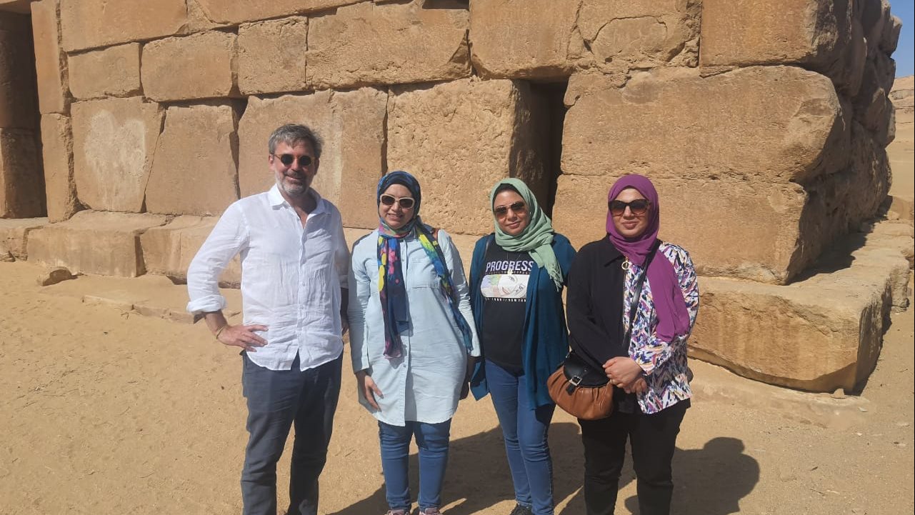 السفير الايطالى أثناء تفقده أثار الفيوم