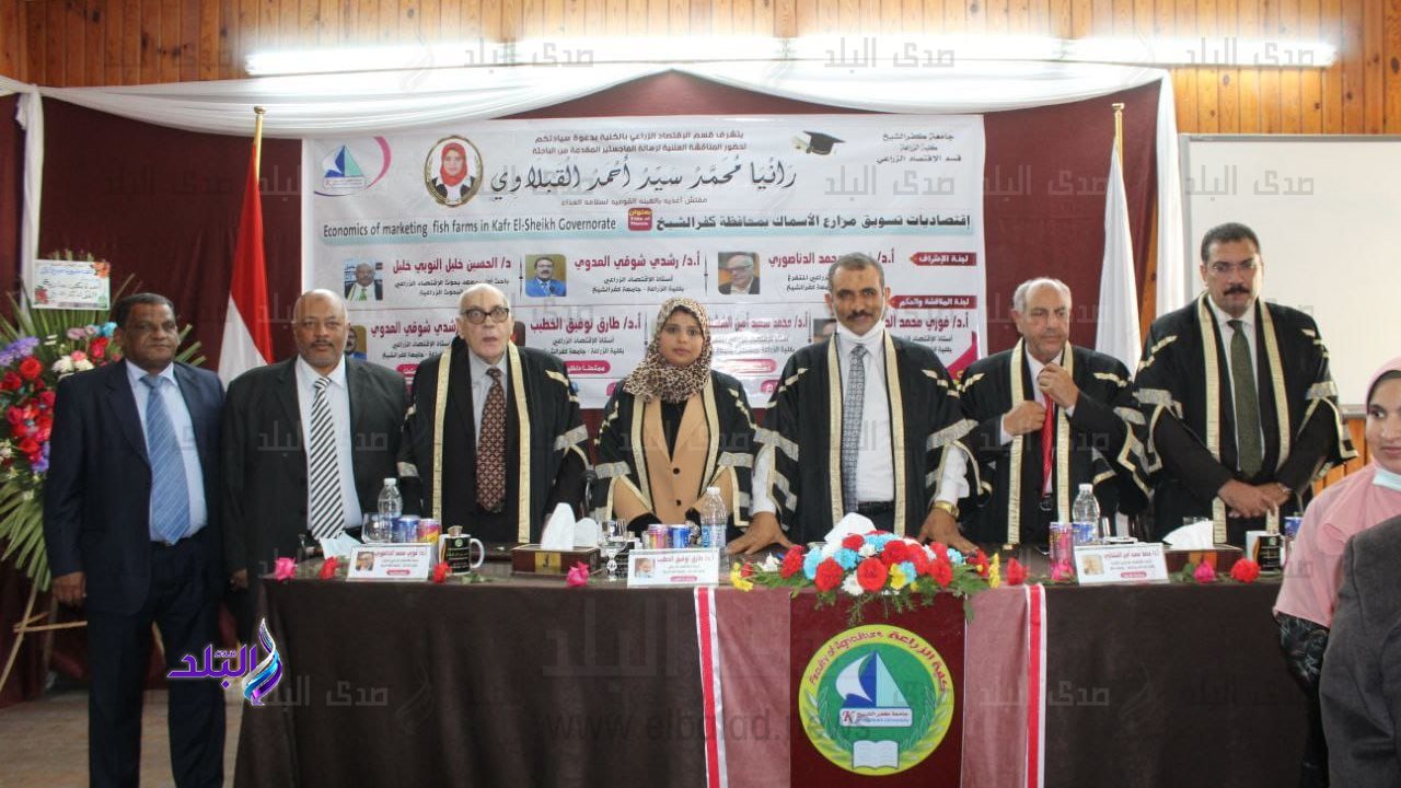 الباحثة وسط لجنة الحكم والمناقشة