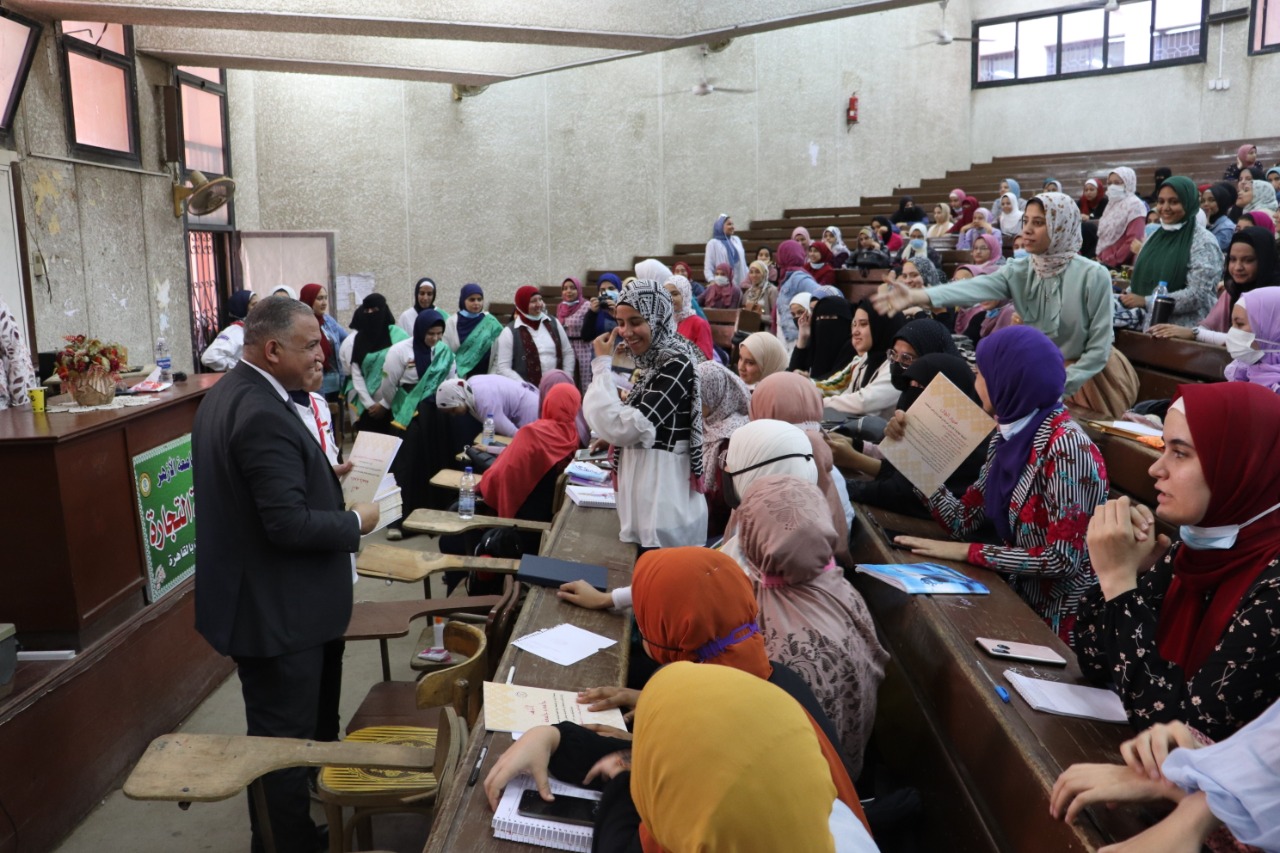 نائب رئيس جامعة الأزهر يتفقد فرع البنات