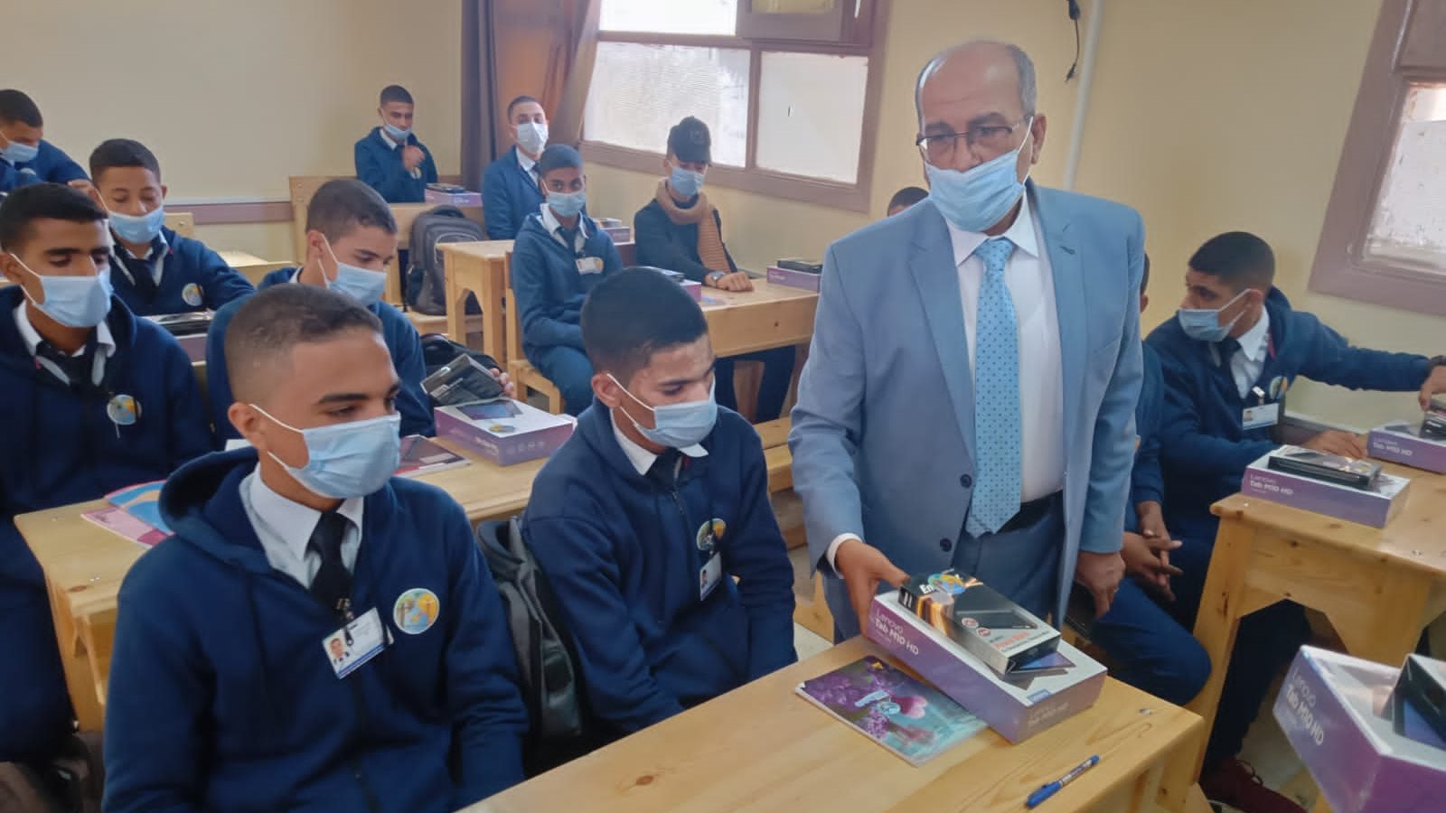 توزيع التابلت على الطلاب