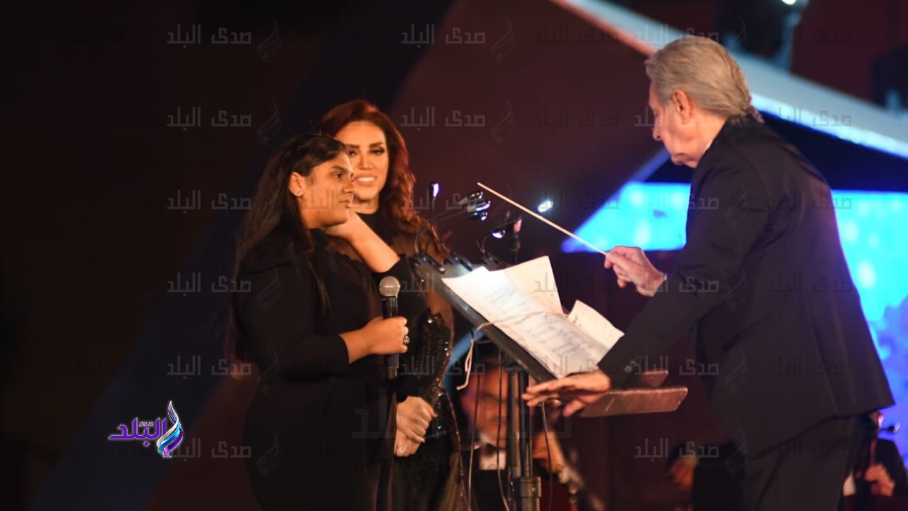 مي فاروق مع ابنتها 