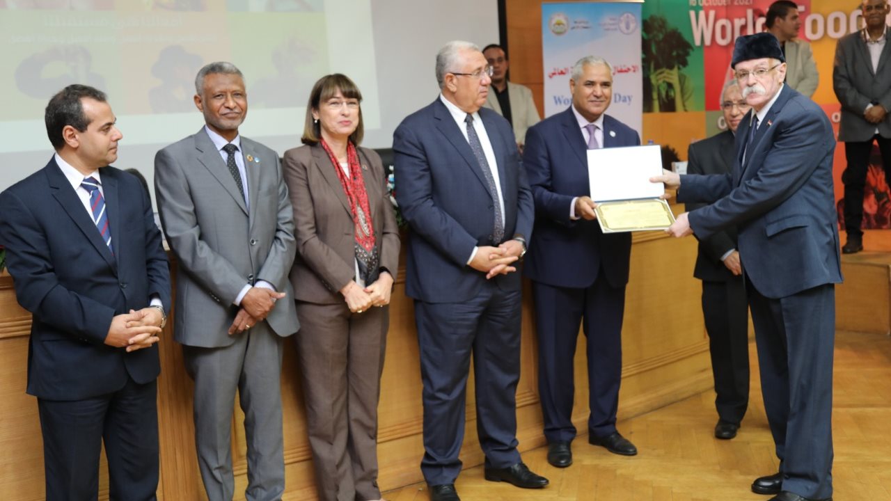 وزير الزراعة ومنظمة الفاو تكرمان وكيل وزارة الطب البيطري بال