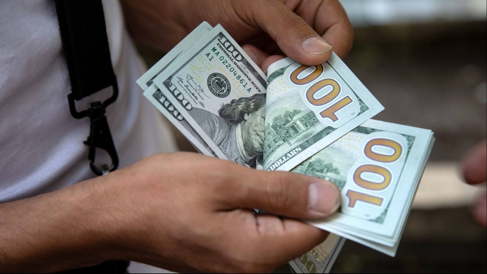 ارتفاع مفاجئ في أسعار الدولار اليوم
