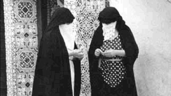 صورة لـ سيدتين عام 1920