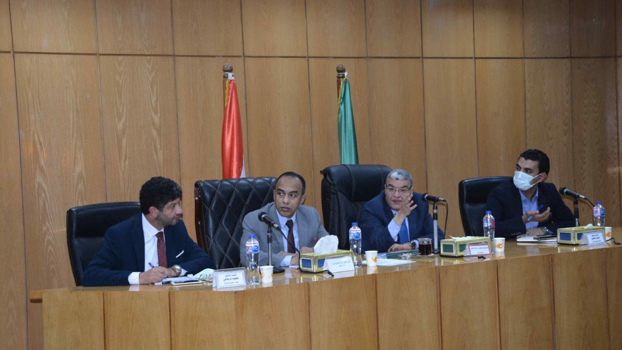محافظ المنيا يتابع مشروعات حياة كريمة 