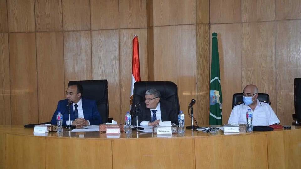 محافظ المنيا خلال اجتماع التعديات 