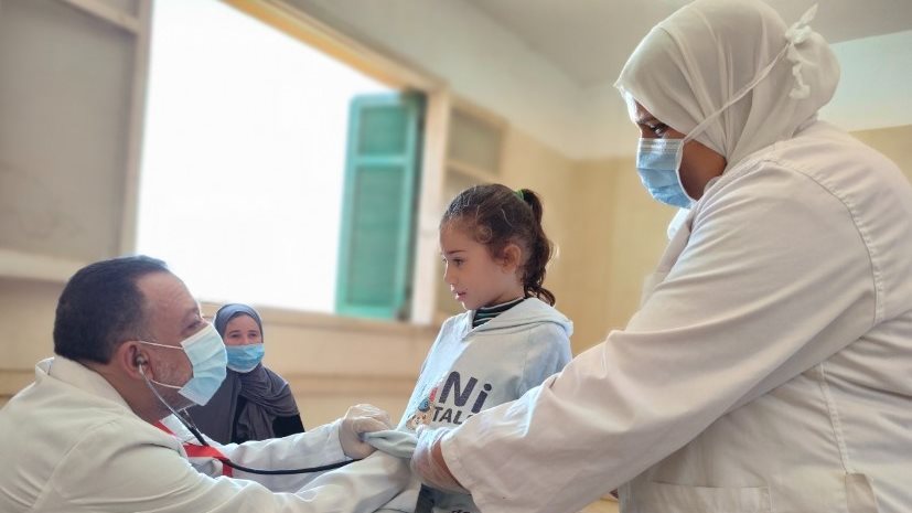 توقيع الكشف الطبي على المرضى بالمنيا 