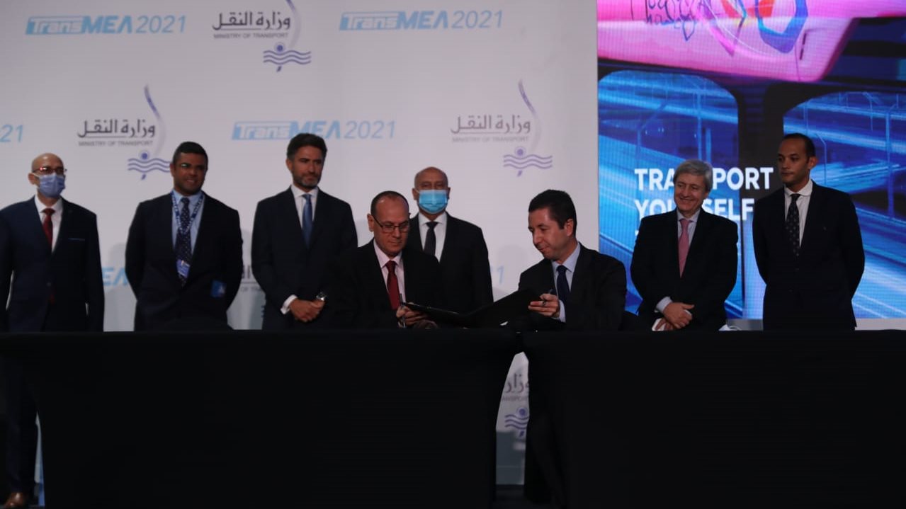 وزير النقل لدى توقيع العقود العالمية لمترو الأنفاق