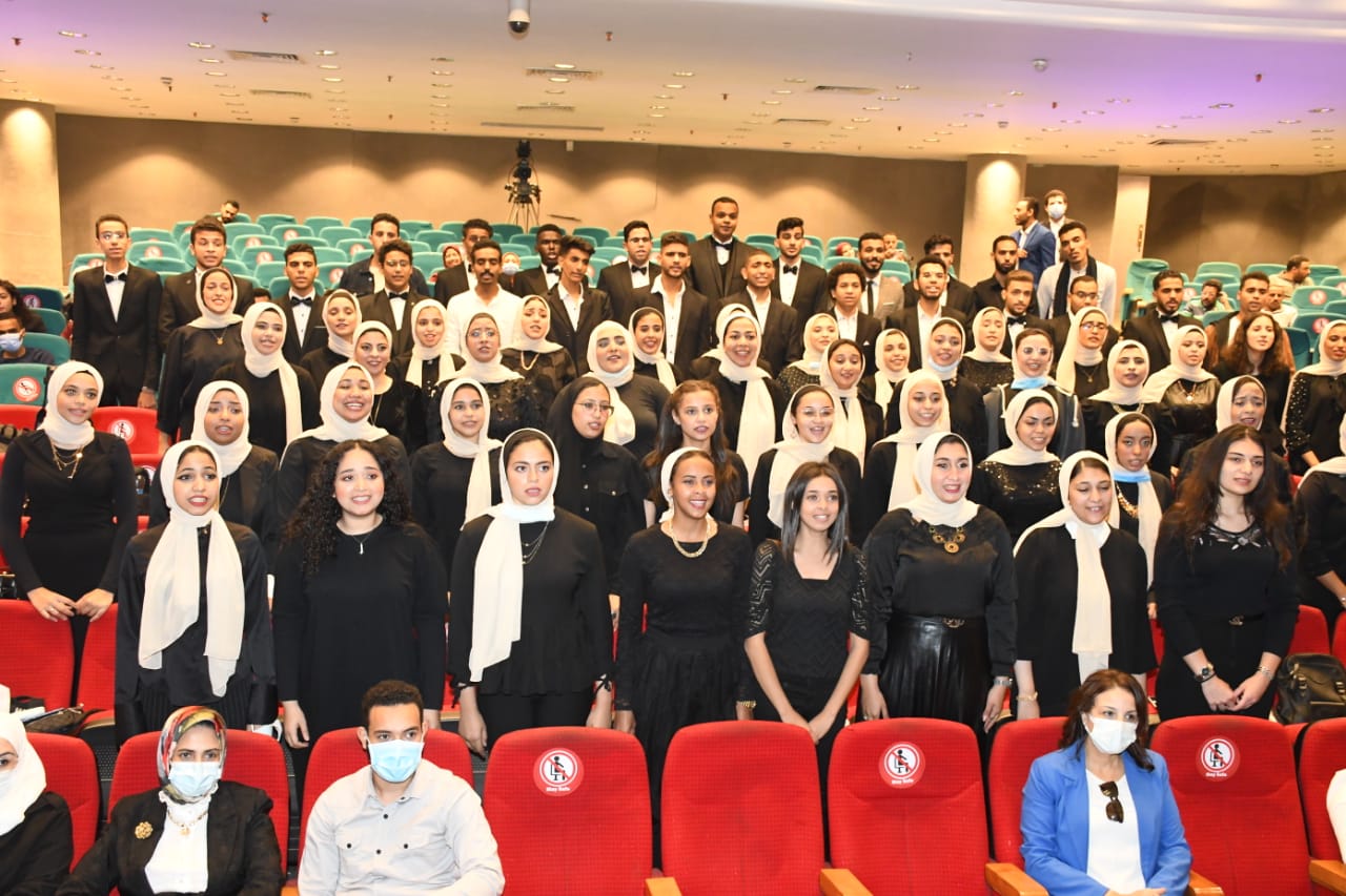 طلاب جامعة عين شمس 