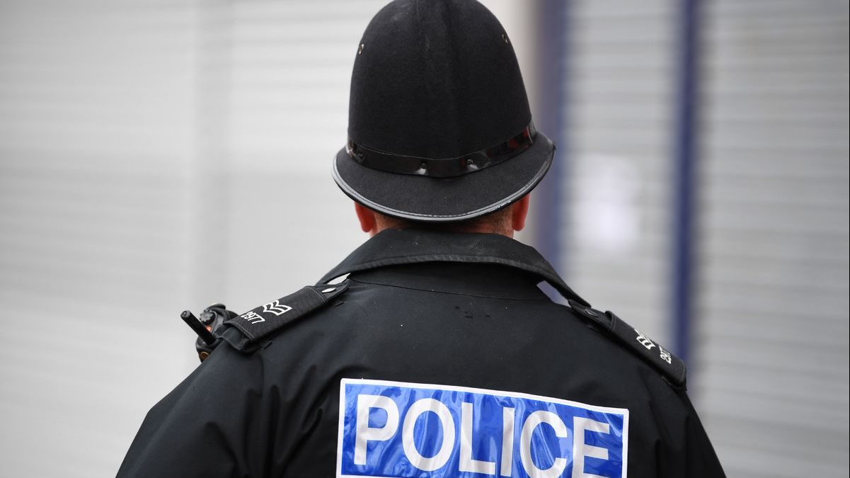 ممثل شهير يدعو لوجود ضابط شرطة خلال التصوير  ممثل شهير يدعو لوجود ضابط شرطة خلال التصوير