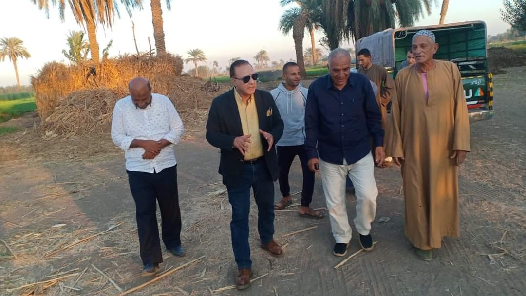 رئيس مركز ملوى يتفقد مواقع إنشاء المشروعات 