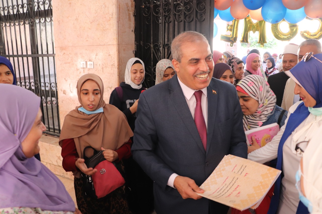 رئيس جامعة الأزهر وسط الطالبات